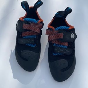 Evolv Uni-sex Climbing shoes.